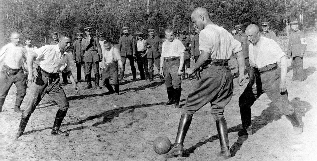 Des soldats allemands jouent au football à l’arrière du front